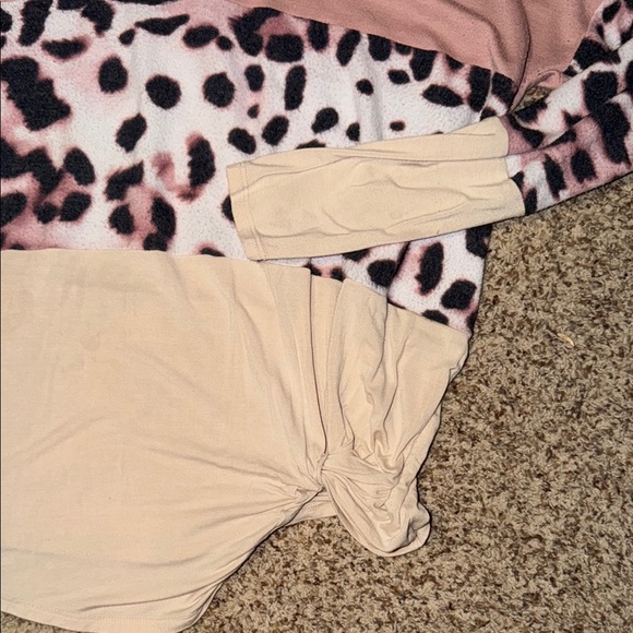 Now N Forever Women's xl Pink and Cream Leopard Print Top. - Picture 2 of 4